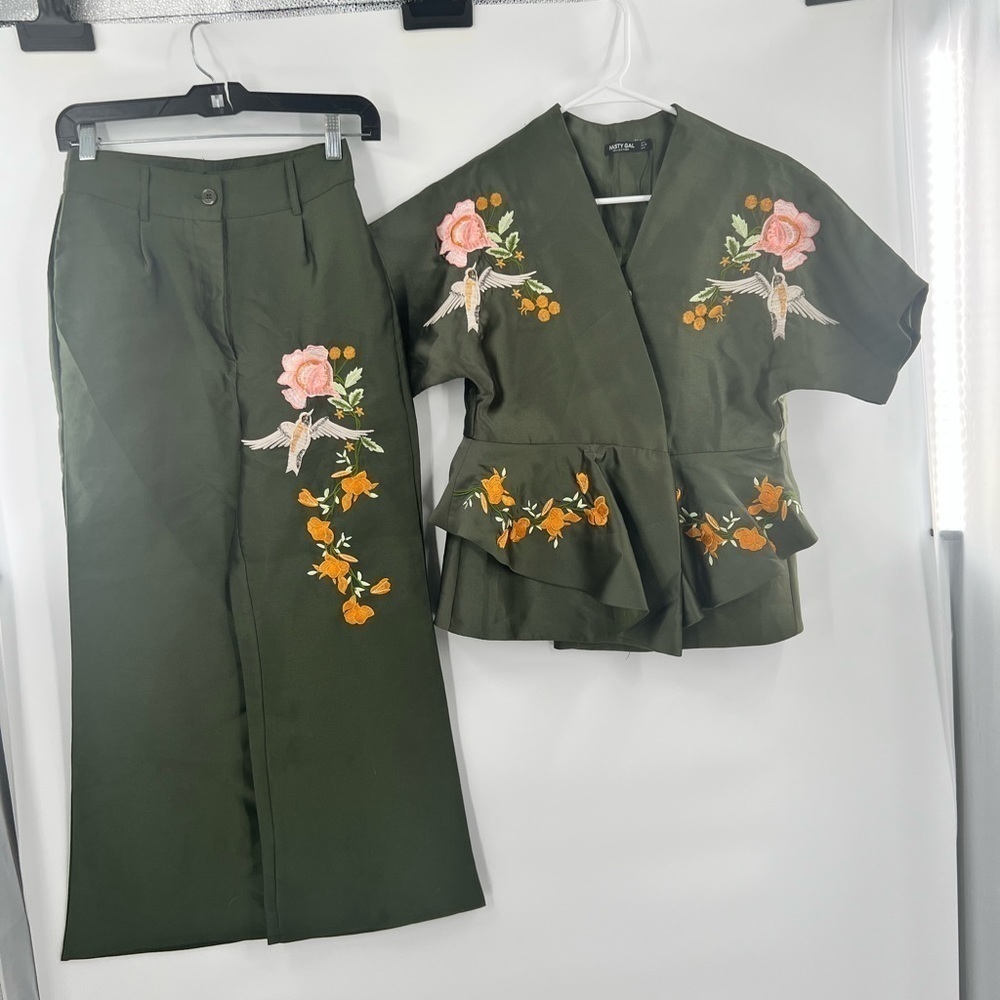 Nasty gal two piece green pant suit embroidered bird flowers satin size 4 and 2